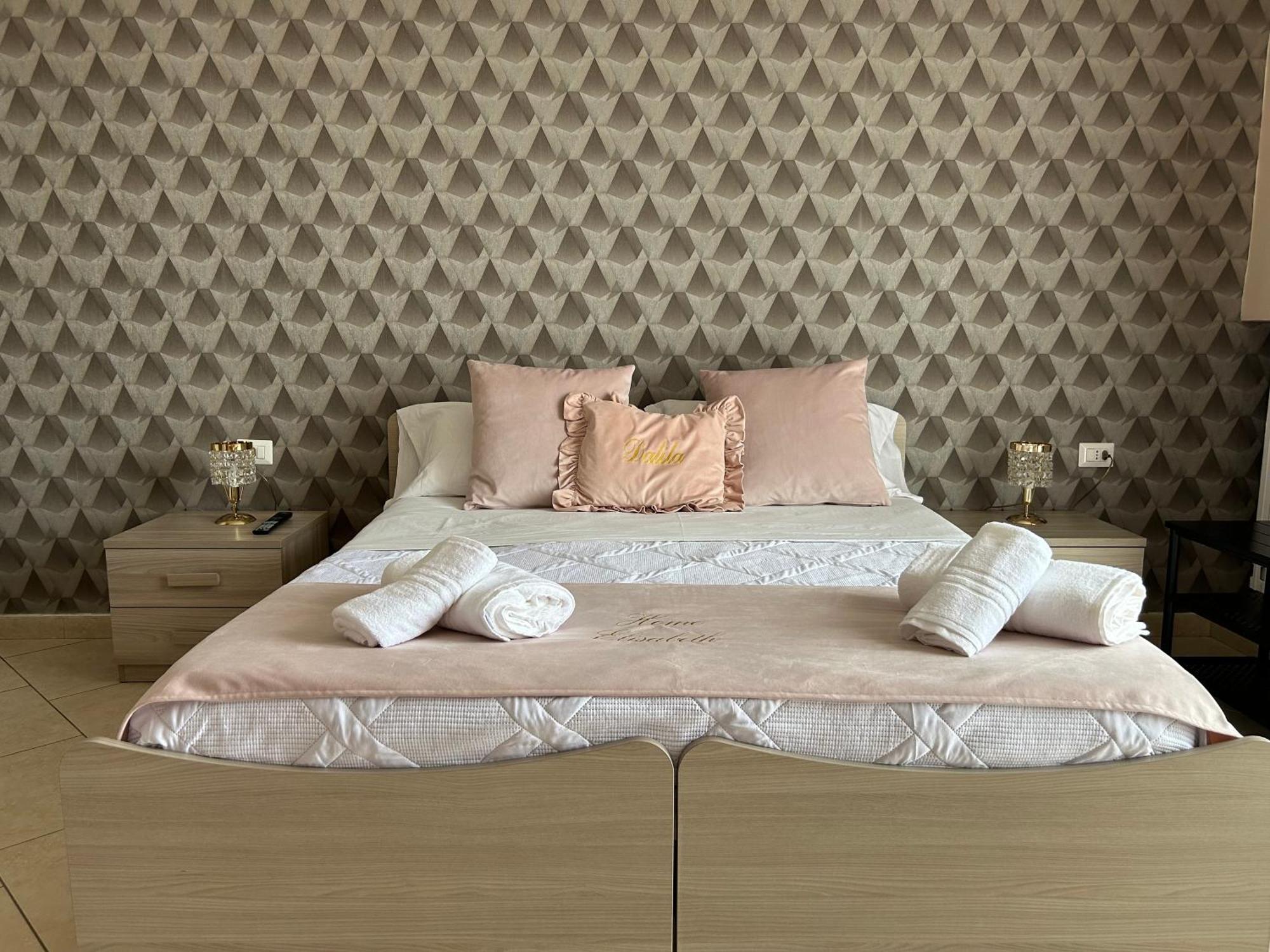 Home Elisabet Наполи Екстериор снимка